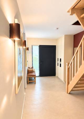 In de gegeerde wijk Elsdonk in Edegem bevindt zich deze uitzonderlijk gerenoveerde halfopen woning. De woning werd ingrijpend gerenoveerd met hoogwaardige materialen, technieken en maatwerk, met bijzondere aandacht voor comfort, energiezuinigheid, veiligheid en afwerking.
Met ca. 230 m² vloeroppervlakte, verdeeld over drie volwaardige bouwlagen, biedt de woning uitzonderlijk veel ruimte. Vanuit de woning geniet u van een vrij uitzicht op groen, met veel rust en privacy.
Het gelijkvloers omvat een ruime, lichtrijke leefruimte met volledig op maat gemaakte keuken en talrijke maatkasten. De leefruimte beschikt over airco, vloerverwarming en een hoogwaardige Rasico gietvloer, die zeer kras-, slijtage- en vlekbestendig is. De garage werd ingericht als ruime berging.
De eerste verdieping vormt een luxueuze master suite met ruime dressing inclusief maatwerkeiland en badkamer met vloerverwarming, dubbele lavabo, toilet, douche en bad. De slaapkamer beschikt over airco die koelt en verwarmt, alsook een haardcassette. Afwerking met Hongaarse punt parket.
Op de tweede verdieping bevinden zich drie volwaardige kamers, waarvan één ingericht als bureau met maatkast, ledverlichting en een op maat gemaakt bureaublad met alle aansluitingen. Daarnaast is er een tweede badkamer met maatkast voor wasmachine en droogkast, vloerverwarming, dubbele lavabo, toilet en douche. Ook hier airco in alle kamers. Kamers zijn afgewerkt met een parket.
De woning beschikt over EPC A, 14 zonnepanelen en volledig geïntegreerde KNX-domotica met dimbare verlichting. Verder zijn er toegangscontrole, camerabewaking met opname, alarmsysteem, driedubbele beglazing, aluminium schrijnwerk en vliegenramen op maat. De woning heeft een betonnen structuur.
De zonnige, aangelegde tuin met ruim terras is rechtstreeks bereikbaar via het zijpoortje vanaf de straat.
Een uitzonderlijk afgewerkte woning voor wie kiest voor ruimte, comfort, energiezuinigheid en hoogwaardige materialen.
Asbestattest in aanvraag.