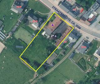 Te renoveren <strong>HOEVE / PROJECTGROND</strong> met tal van mogelijkheden op een <strong>RUIM PERCEEL VAN 2.577M² </strong>in woongebied met landelijk karakter! Met een <strong>STRAATBREEDTE VAN CA. 35 METER</strong> biedt deze eigendom diverse opties voor realisatie van <strong>KLEINSCHALIG NIEUWBOUWPROJECT</strong>. De hoeve beschikt op heden over verschillende leefruimtes, 2 keukens, een wasplaats, bijkeuken, kelder, <strong>5 SLAAPKAMERS</strong>, 2 badkamers en 2 toiletten. De ruime zolder biedt <strong>BIJKOMEND UITBREIDINGSPOTENTIEEL</strong>. Buiten geniet u van een <strong>ZUIDWEST GERICHTE TUIN</strong>, terras, koer en een <strong>VEELZIJDIG BIJGEBOUW VAN CA. 208M²</strong>, ideaal als atelier, opslagruimte of voor verdere herbestemming. De <strong>LANDELIJKE WOONOMGEVING</strong> vormt een aantrekkelijke troef voor wie rust en ruimte zoekt, doch <strong>VLOT VERBONDEN MET BRAKEL EN GERAARDSBERGEN</strong>. Een veelzijdige eigendom vol <strong>POTENTIEEL VOOR RENOVATIELIEFHEBBERS, ZELFSTANDIGEN EN INVESTEERDERS.</strong><br /><br />Adres: Steenweg 22 te Parike (Brakel)<br /><br />Renovatieplicht van toepassing; P-score: B, G-score: B; Bestuursmaatregelen in maatregelenregister:
