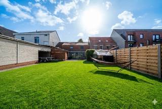 Ruime, centraal gelegen woning met tal van mogelijkheden – <strong>ideaal als kangoeroewoning</strong><br />Ontdek deze veelzijdige en bijzonder ruime woning op een<strong> perceel van 501 m²</strong>, centraal gelegen en vlot bereikbaar. Winkels bevinden zich op korte afstand en er is een snelle verbinding naar de autosnelweg. Dankzij de indeling en oppervlakte is deze woning perfect geschikt als kangoeroewoning of als ruime gezinswoning met extra mogelijkheden.<br />De benedenverdieping werd reeds volledig vernieuwd en omvat een slaapkamer en badkamer. Ook de leidingen en elektriciteit zijn volledig vernieuwd. De verdere afwerking – zoals vloeren, binnendeuren en gyprocwerken – dient nog te gebeuren, zodat je de woning volledig naar eigen smaak kan afwerken.<br />De keuken werd verwijderd, wat jou de ideale kans biedt om een volledig nieuwe keuken te plaatsen volgens jouw wensen en stijl. Laat je inspireren en maak van deze woning een echte thuis.<br />Binnenin beschikt de woning over <strong>vier ruime slaapkamers (waarvan één op het gelijkvloers), twee badkamers</strong>, een grote garage en een praktische berging. Via de garage heb je rechtstreekse toegang tot de tuin, waar zich onder de overkapping nog extra bergruimte bevindt.<br />Met een<strong> bewoonbare oppervlakte van maar liefst 275 m</strong>² biedt deze woning meer dan voldoende ruimte voor grote gezinnen of dubbele bewoning. Dankzij de reeds uitgevoerde renovaties geniet de woning bovendien van een<strong> gunstige energetische score.</strong><br /><br /><strong>Troeven:</strong>
<ul>
	<li>Centrale ligging met vlotte aansluiting op de autosnelweg</li>
	<li>Uitstekende EPC-score en conforme elektriciteit</li>
	<li>Geschikt als kangoeroewoning</li>
	<li>Benedenverdieping volledig vernieuwd (incl. leidingen en elektriciteit)</li>
	<li>4 ruime slaapkamers en 2 badkamers</li>
	<li>Voorgevel geïsoleerd en afgewerkt met crepi</li>
	<li>Ruime garage en aparte berging</li>
	<li>Rechtstreekse doorgang via de garage naar de tuin</li>
</ul>
<br />De vermelde prijs is een vanafprijs. Elk bod vanaf deze prijs wordt voorgelegd aan de eigenaar, die het bod al dan niet kan aanvaarden.<br /><br />Wacht niet te lang om deze unieke kans te grijpen. Kom het zelf ontdekken en ervaar de verschillende mogelijkheden die deze woning te bieden heeft. Wij staan klaar om u te verwelkomen in uw toekomstige droomhuis! Bel ons vrijblijvend op voor een bezoek en info. Wij begeleiden u graag met de glimlach op zoek naar uw droomwoning . T. 051 62 40 40.