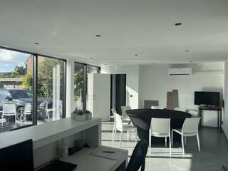 Situé le long d'une route d'accès entre Lendelede et Sint-Eloois-Winkel, nous trouvons cet immeuble de bureaux à louer d'environ 100 m².Spécifications :- nouvelle construction- climatisation et chauffage par pompe à chaleur- Internet- beaucoup de lumière grâce à de grandes fenêtres- Toilette- place de parking devant la porteVous recherchez un bien immobilier commercial composé d'un bureau à louer à Lendelede ? N'hésitez pas à nous contacter au 051 21 22 23.