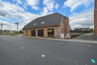 Kwalitatieve nieuwbouwwoningen met een bewoonbare oppervlakte van 156m² tot 170m² gelegen op percelen van 289m² tot 302m². Deze volledig afgewerkte halfopen woningen beschikken telkens over vier slaapkamers én een inpandige garage.<br />Het respectievelijke lot 1 is gelegen op een perceel van 289m² en heeft een bewoonbare oppervlakte van ca. 156m² volgens opmetingen. Indeling: <span>Inkomhal met apart gastentoilet, leefruimte met open geïnstalleerde keuken, annex berging / wasplaats en inpandige garage met extra bergruimte onder de trap. Eerste verdieping: </span>Nachthal, vier slaapkamers, apart toilet, geïnstalleerde badkamer met ligbad, inloopdouche en dubbel wastafelmeubel, alsook de 2de berging. De zolder is toegankelijk via een trapluik in de nachthal en biedt extra stockagemogelijkheden. Het exterieur dient verder afgewerkt te worden door de koper, doch werd deze reeds voorzien van een gazon en terras. E-peil: E30 volgens EPB voorstudie | CV op aardgas (vloerverwarming) | PVC schrijnwerk superisolerend glas | Zonnepanelen 5 x 430 Wp | Ventilatiesysteem type C+ | Regenwaterput 7.500L aanwezig | Nog diverse keuzes mogelijk qua afwerking / technieken. Laurence (BIV 514.501) organiseert voor deze woningen de bezoeken ter plaatse, mits het maken van een afspraak.