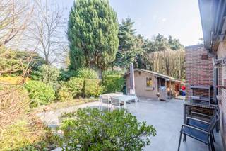 Aan de rand van Sint-Niklaas, in een bijzonder <strong>populaire en kindvriendelijke woonwijk</strong>, bevindt zich deze verzorgde halfopen bebouwing uit 1987. De woning combineert een rustige ligging met een vlotte bereikbaarheid en vormt de <strong>ideale thuisbasis voor gezinnen</strong>.<br /><br />Bij aankomst valt meteen de fraai aangelegde oprit op, die samen met de inpandige garage zorgt voor <strong>voldoende parkeergelegenheid</strong>. De woning wordt omringd door een <strong>zeer mooie, volgroeide en groene tuin</strong> waar u in alle privacy kan genieten van rust en natuur.<br /><br />Binnenin beschikt de woning over een aangename leefruimte en eetruimte met <strong>veel lichtinval</strong>: perfect voor gezellige familiemomenten aan de haard. De keuken sluit hier mooi op aan en biedt alle nodige comfort.<br /><br />Op de eerste verdieping leidt de nachthal naar twee slaapkamers en een eerste badkamer. Deze is voorzien van een bad, toilet en lavabomeubel. Verderop bevindt zich de master bedroom die bovendien geniet van het extra comfort van een ensuite-badkamer. <br /><br />Verder is er nog een praktische zolderruimte, bereikbaar via een valluik, ideaal als extra bergruimte.<br /><br />Kortom, deze woning biedt een uitstekende <strong>combinatie van ruimte, comfort en een topligging in een groene en gezinsvriendelijke omgeving</strong>. Zeker een bezoek waard. Bel 0476 21 35 46 of mail naar laurens@claves.be.