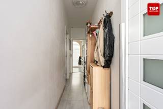 <p>Deze woning is gelegen in de Roggestraat, op een centrale ligging in Gent. Winkels, scholen, openbaar vervoer en belangrijke invalswegen bevinden zich vlakbij, waardoor je je vlot door en rond de stad verplaatst. Ook de Bourgoyen-Ossemeersen, één van de mooiste natuurgebieden van Gent, ligt op korte afstand en is ideaal voor een wandeling of fietstocht.</p>
<p>Via de inkomhal kom je binnen in de gezellige leefruimte, die opgedeeld is in een zithoek en een aparte eetruimte. Aansluitend bevindt zich de ruime, volledig geïnstalleerde keuken. Op het gelijkvloers vind je eveneens de badkamer.</p>
<p>Op de eerste verdieping bevinden zich twee ruime slaapkamers.<br /><br />Contacteer Top Vastgoed voor een bezoek op 0475 700 700.</p>