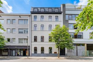 <p><strong>Penthouse newly built apartment on the South</strong></p><p><strong> </strong></p><p>Do you dream of a top apartment on the bustling Zuid? The neighborhood that is always alive? Discover with us residence Antoine, located in Scheldestraat between Marnixplaats and Zuidpark. Here you live within walking distance of the Museum of Fine Arts, the Scheldt Quays and with the best coffee bars and terraces just around the corner. In no time at all on the Antwerp ring road or in the center of the City.</p><p> </p><p>-<span><span> </span> Top location and hippest neighborhood in Antwerp</span></p><p>-<span><span> </span> Possibility to buy at 6% VAT</span></p><p>-<span><span> </span> Cozy covered terrace</span></p><p>-<span><span> </span></span><span> </span> Elevator and underground bicycle storage available</p><p>-<span><span> </span> Almost energy neutral (heat pump, solar panels, underfloor heating, ... )</span></p><p> </p><p>The apartment is located on the fourth floor of a small new building. Via the elevator or stairs you reach the floor.</p><p> </p><p>The high ceilings, beautiful herringbone parquet and high quality finish immediately catch your eye. This is where you want to live, this is where you won't want to leave. There is a large living space with access to the terrace through the sliding window. The kitchen is connected to the dining area of the living space. Also a master bedroom and guest room with a shared bathroom with large walk-in shower. There is another separate storage room with all technology and connection for washer and dryer.</p><p> </p><p><span> </span>You can store your belongings bikes in the basement storage room and bike shed.</p><p> </p><p>The project consists of 5 spacious and bright apartments with 2 bedrooms and</p><p>terraces.</p><p> </p><p>Plan your visit at www.sinjoor.be or call us for more information 03 283 05 00.</p>