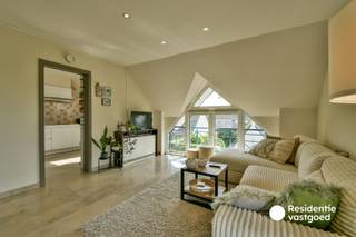 Welkom in dit ruime en verzorgde appartement, gelegen in het aangename Oedelem. Dankzij de centrale ligging bevinden winkels, scholen, openbaar vervoer en tal van andere voorzieningen zich op korte afstand.<br /><br />Via de inkomhal met gastentoilet betreedt u de lichtrijke leefruimte. De grote raampartijen zorgen hier voor een aangename natuurlijke lichtinval en creëren een ruimtelijk gevoel. Aansluitend bevindt zich de ingerichte keuken, voorzien van de nodige toestellen en voldoende kastruimte. Verder beschikt het appartement over een praktische berging en een badkamer uitgerust met een dubbele lavabo, ligbad en aansluiting voor de wasmachine.<br />Het appartement telt maar liefst drie slaapkamers. Daarnaast beschikt u over een aangenaam terras waar u heerlijk buiten kunt vertoeven.<br /><br />Als extra troef beschikt het appartement over een eigen autostaanplaats.<br /><br />De vermelde prijs is een richtprijs; elk bod wordt voorgelegd aan de eigenaar, die het recht heeft dit te aanvaarden of te weigeren.<br /><br />Neem voorsprong met een vrijblijvende schatting via:<br />www.residentievastgoed.be/gratisonlineschatten