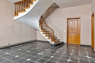 Deze voormalige dokterswoning in Merchtem is een prachtig historisch gebouw met een karakteristieke gevel. De woning ligt in het hart van het...