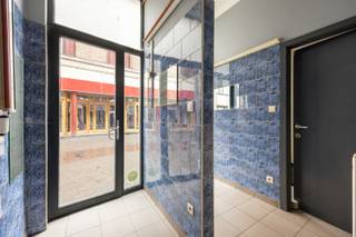 Op zoek naar een solide vastgoedinvestering met een <strong>uitstekend rendementspotentieel?</strong><br /><br />Opbrengstgebouw gelegen in de historische stadskern, in de gedoogzone voor prostitutie. Dit eigendom biedt naast het potentieel hoog rendement <strong>tal van mogelijkheden </strong>voor slimme investeerders of herontwikkelaars. Zo bevindt er zich op de 2de en 3de verdieping een ruim te renoveren duplexappartement.<br />Het gelijkvloers en verdieping 1 zijn volledig apart van de duplex en zijn ingericht als werkruimte voor sexwerkers. Deze ruimtes zijn volledig vergund volgens de richtlijnen en veiligheidsvoorschriften van de stad Antwerpen. <br /><br />Het gebouw is vrij van gebruiker zodat de nieuwe eigenaar niet gebonden is aan eventuele huurcontracten.<br /><br /><strong>Bijzonderheden:</strong>
<ul>
<li>Nieuw dak met isolatie in 2017.</li>
<li>Nieuwe ramen in 2021.</li>
<li>5 nieuwe veluxramen in 2023.</li>
<li>Kleine stadskoer.</li>
</ul>
