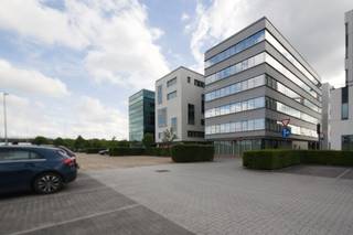 Kantoorruimte te huur met een oppervlakte vanaf ca. 453m² tot ca. 1.359m² op topligging in Roeselare.Gelegen op het Westwing park in Roeselare.Toplocatie nabij de autostrade E403 afrit Roeselare-Rumbeke. het kantoor heeft visibiliteit vanaf de autostrade.Centraal gelegen in West-Vlaanderen. Ook de nabije aanwezigheid van de hoofdcampus van AZ Delta Roeselare-Menen-Torhout bevestigt de centrale ligging.Het park speelt in op de huidige transformaties in de kantorenmarkt, zo wordt er ingezet op:&gt; centrale buitenruimte die als ontmoetingsplaats of recreatieruimte benut kan worden&gt; de aanwezigheid van voldoende private parking&gt; de aanwezigheid van een publieke parkeertoren&gt; een bushalte op de site&gt; horeca op de site&gt; gemeenschappelijke binnenruimtes om te eten of te ontspannen &gt; gemeenschappelijke vergaderzalen en lounge&gt; gemeenschappelijk afvalbeheer via afvalcontainersSpecificaties kantoorgebouw:- kantoor vanaf ca. 453 m² netto, ca. 515m² bruto inclusief gangen en sanitair op het eerste, tweede en/of derde verdiep- bouwjaar: +/- 2000- gesplitst sanitair aanwezig per niveau- systeemplafond met verlichting- computervloerIn samenspraak met de eigenaar kan het kantoor volledig open gemaakt worden en voorzien worden van nieuwe vloerbekleding, nieuwe plafondtegels, ...Bent u op zoek naar bedrijfsvastgoed bestaande uit een kantoor te huur in Roeselare? Aarzel dan niet om ons te contacteren op het nummer 051 21 22 23.