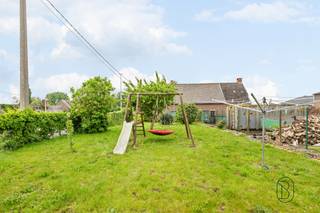 Ideaal gelegen nabij alle voorzieningen, bestaat deze ruime op te frissen woning, gelegen op een perceel van 523 m², als volgt:Op het gelijkvloers:...