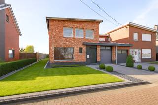 Ontdek het potentieel van deze ruime casco woning OP TOPLOCATIE met een bewoonbare oppervlakte van meer dan 185 m² op een perceel grond van 612 m², ideaal voor wie op zoek is naar een woning die nog volledig naar eigen stijl en wensen kan worden afgewerkt. De woning geniet tevens een zuid-west gericht perceel met tuinberging. <br /><br />PLUSPUNTEN:<br />* CASCO AFWERKING - VRIJHEID IN INRICHTING EN MATERIALEN<br />* 612 m² GRONDOPPERVLAKTE<br />* 185 m² BEWOONBAAR OPPERVLAKTE<br />* INPANDIGE GARAGE<br />* RUIME TUIN<br />* PRIVATE PARKEERGELEGENHEID<br />* UITERST RUSTIGE DOCH CENTRALE LIGGING<br /><br />INTERIEUR:<br />U komt binnen via de inkomhal met gastentoilet verder is er een tweepersoonskamer (ideaal als slaapkamer of bureauruimte), een lichtrijke leefruimte met ruimte voor een open keuken. Verder op het gelijkvloers is er een ruime badkamer, een bureau alsook een inpandige garage met zolder ter stockage. Het verdiep omvat 3 volwaardige slaapkamers en een tweede badkamer.<br /><br />EXTERIEUR:<br />De woning beschikt over een ruime tuin met tuinberging van ca. 20 m² en parkeergelegenheid op eigen terrein.<br /><br />Deze casco woning biedt de unieke kans om zelf de afwerking te bepalen en zo jouw droomhuis te creëren, met alle ruimte en comfort die je nodig hebt.