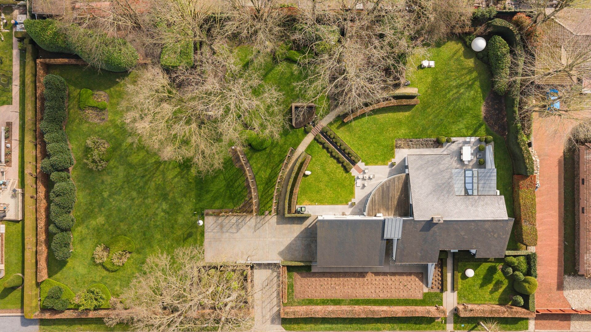 Exclusieve architecturale villa op toplocatie en prachtige tuin op een perceel van 3364m² in Zutendaal. - foto 5