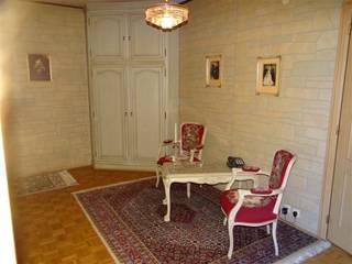 Ruim appartement (125m²) met 3 slaapkamers met autostaanplaats.Zeer centraal gelegen appartement, op wandelafstand van openbaar vervoer, bibliotheek,...