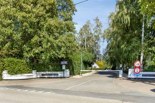 Het perceel is prachtig omzoomd door volwassen bomen en hagen, wat zorgt voor een natuurlijke buffer en absolute gemoedsrust. Dankzij de gunstige oriëntatie baadt uw toekomstige woning de hele dag in het natuurlijke licht. Bovendien grenst de grond aan agrarisch landschap, wat het weidse, landelijke karakter van uw tuin alleen maar versterkt.<br /><br />Veilig, sereen én uitstekend verbonden<br />Wonen in het Vlieringenpark betekent wonen in een veilig, residentieel privédomein, toegankelijk via een automatische toegangspoort. Hoewel u hier volop geniet van de rustige natuur, hoeft u niet in te boeten op bereikbaarheid. U bevindt zich op amper tien kilometer van Brussel, met een bijzonder vlotte verbinding richting de hoofdstad. Ook lokaal is de ligging ideaal.<br /><br />Een onbebouwd perceel in dit gegeerde domein is een ware zeldzaamheid. Met zijn indrukwekkende oppervlakte, veilige setting en de perfecte balans tussen een groene omgeving en een vlotte bereikbaarheid, biedt deze grond u het ideale blanco canvas om de woning van uw dromen te realiseren.<br /><br />Bestuursmaatregelen in het maatregelenregister: nee