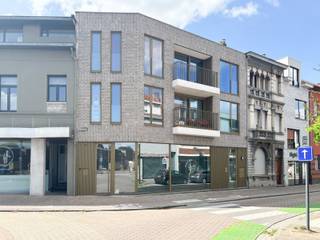<p><strong>Compact en energiezuinig nieuwbouwappartement</strong></p>
<p><strong> met terras in centrum Kapellen</strong></p>
<p>Gelegen in het hart van Kapellen, op wandelafstand van winkels, openbaar vervoer en andere faciliteiten, bevindt zich dit nieuwbouwappartement van 55 m² op de eerste verdieping. Dit energiezuinig éénslaapkamerappartement is perfect voor alleenstaanden of koppels die op zoek zijn naar een comfortabele woonst met moderne afwerking.</p>
<p><strong>Indeling van het appartement</strong></p>
<ul>
<li>
<p><strong>Inkomhal</strong></p>
</li>
<li>
<p><strong>Leefruimte met open keuken</strong>, met toegang tot het terras aan de voorzijde</p>
</li>
<li>
<p><strong>Open keuken</strong> voorzien van inductiekookplaat, dampkap, spoelbak, combi-oven en vaatwasser</p>
</li>
<li>
<p><strong>Terras aan de voorzijde</strong>, ideaal om even buiten te vertoeven</p>
</li>
<li>
<p><strong>Slaapkamer</strong> met directe toegang tot de badkamer</p>
</li>
<li>
<p><strong>Badkamer</strong> met ruime inloopdouche en lavabo</p>
</li>
<li>
<p><strong>Technische ruimte/wasplaats</strong></p>
</li>
<li>
<p><strong>Apart toilet</strong></p>
</li>
</ul>
<p><strong>Bijzonderheden</strong></p>
<ul>
<li>
<p>Overal <strong>keramische grijze tegelvloer</strong></p>
</li>
<li>
<p><strong>Aluminium schrijnwerk</strong> met zonwerende beglazing</p>
</li>
<li>
<p><strong>Zonnepanelen</strong></p>
</li>
<li>
<p><strong>Warmtepomp lucht-lucht</strong> en <strong>vloerverwarming</strong></p>
</li>
<li>
<p><strong>Te behalen E-peil: 24</strong></p>
</li>
<li>
<p><strong>Regenwaterrecuperatie</strong> voor de toiletten</p>
</li>
<li>
<p><strong>Maandelijkse provisie van € 10 voor waterverbruik</strong></p>
</li>
<li>
<p><strong>Ingaande plaatsbeschrijving</strong> via extern expertisebureau: € 250 inclusief 21% BTW</p>
</li>
<li>
<p><strong>Eindplaatsbeschrijving</strong> bij vertrek: € 181,50</p>
</li>
<li>
<p><strong>Waarborg van 3 maanden</strong>, geregeld via <strong>Korfine</strong></p>
</li>
</ul>
<p><br />Dit praktisch en energiezuinig nieuwbouwappartement is ideaal gelegen in het centrum van Kapellen en biedt alles wat je nodig hebt op een compacte oppervlakte. Perfect instapklaar, met moderne voorzieningen en een mooi terras. Interesse? Neem vrijblijvend contact op via 03 535 12 75 voor meer informatie of een bezoek.</p>