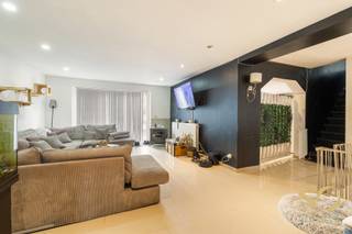 <p>Située à Courcelles, cette magnifique maison entièrement rénovée allie modernité, confort et espace. Au rez-de-chaussée, vous découvrirez un vaste salon lumineux, une grande salle à manger, une cuisine entièrement équipée, ainsi qu’une buanderie et un espace de rangement avec accès direct au jardin. Le premier étage offre quatre grandes chambres, un dressing et une salle de bain avec douche, WC et jacuzzi. Le deuxième étage se compose d’un grenier entièrement aménagé avec deux chambres supplémentaires et une salle de bain, idéal pour accueillir famille ou invités. Vous serez séduits par son agencement, ses volumes généreux et son jardin idéal pour profiter des beaux jours. Une visite s’impose !</p>