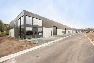 In het bedrijvenpark aan de Toekomstlaan in Beerse worden er deze KMO-units verkocht. Het nieuwbouwproject bestaat uit 9 kwalitatieve en hyper-geïsoleerde nieuwbouw KMO-units en een loft met landschapskantoor. Eén unit is afgewerkt met een tussenvloer, de overige zitten in de afwerkingsfase. Er zijn reeds 4 units verkocht. <br /><br />De units hebben een oppervlakte tussen 353 m² en 470 m² en een vrije hoogte van 6,4m. De units worden casco opgeleverd, maar er is een mogelijkheid om de units te voorzien van een extra verdieping en/of tussenwanden, of van andere technische specificaties. De vloer in polybeton wordt gerealiseerd na bespreking met de koper. <br /><br />Aan elke unit zijn 3 parkeerplaatsen gelegen. <br /><br />Elke unit is uitgerust met:<br />• een geïsoleerde elektrische sectionaalpoort (4 m x 4,5 m) <br />• polybetonvloer (wordt gerealiseerd na overleg met koper) <br />• lichtstraat met rook- en warmteafvoer <br />• regenwaterput van 10.000 liter <br /><br />De site ligt in de industriezone van Beerse, tussen Turnhout en Antwerpen, en is vlot bereikbaar via de Antwerpsesteenweg en de E34. Dat maakt dit project bijzonder interessant voor bedrijven actief in de noordrand van Antwerpen.<br /><br />Deze site is niet alleen aantrekkelijk als nieuwe bedrijfslocatie, maar ook als opbrengsteigendom. Investeren in bedrijfsvastgoed is een interessant alternatief voor beleggers die op zoek zijn naar een mooi rendement en waardegroei.
