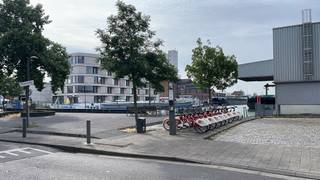 <p><span>SINT-BARTHOLOMEUSSTRAAT 118, 2170 ANTWERPEN</span></p><p><span>Handelspand met woonst op een centrale locatie!</span></p><p><span> </span></p><p><span>Dit ruime op te frissen handelspand is gelegen nabij de Bredabaan en op 2 kilometer van de AFAS Dome.</span></p><p><span>Deze locatie is erg centraal gelegen en scoort hoog qua bereikbaarheid (9,1/10 Mobi-score).</span></p><p><span> </span></p><p><span>Het pand zelf heeft op het gelijkvloers een grote ruimte dat momenteel ingericht is als horeca (café/ bar).</span></p><p><span>Er is een grote toogruimte die uitzicht heeft over de verbruikszaal. Daarnaast is er langs de straatzijde de mogelijkheid om een terras uit te zetten.</span></p><p><span>Achterin vinden we twee aparte toiletruimtes en een berging.</span></p><p><span>De verbruikszaal is uitgerust met een verluchtingssysteem en heeft eenwarmtepomp.</span></p><p><span> </span></p><p><span>Via de aparte ingang ga je naar de eerste verdieping. Daar vinden we een lichtrijk appartement met grote ruimtes.</span></p><p><span>Er is een apart gastentoilet, een grote leefruimte met open keuken, een ruime slaapkamer met aangrenzend een badkamer.</span></p><p><span>De ruimtes kunnen een grondige opknapbeurt gebruiken, maar hebben heel wat potentieel.</span></p><p><span> </span></p><p><span>Voor meer info of een bezoek: 03 888 44 01 of <span>info@immodillen.be</span></span></p><p><span> </span></p>