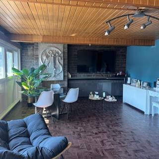 <h2><span>Handelspand met appartement en parkeermogelijkheid</span></h2>
<p><span>Dit ruime pand biedt tal van mogelijkheden voor ondernemers, zelfstandigen of investeerders die op zoek zijn naar een eigendom met veel potentieel.</span></p>
<p><span>De handelsruimte heeft een oppervlakte van 282 m² en is momenteel ingedeeld in een bureauruimte en een ruime werkruimte. Daarnaast is er toegang tot een kelder, die extra opslagmogelijkheden biedt.</span></p>
<p><span>Vanuit het handelspand is er toegang tot de inkomhal, vanwaar de trap naar het bovenliggende appartement leidt. Het appartement beschikt over een leefruimte, keuken, twee slaapkamers, een badkamer met bad en een berging.</span></p>
<p><span>Vooraan het pand is er parkeermogelijkheid aanwezig, wat een extra troef is voor zowel de handelsruimte als het appartement.</span></p>
<p><span>Het pand dient gerenoveerd te worden, maar biedt dankzij de ruime oppervlakte en de combinatie van handel en wonen heel wat mogelijkheden. De indeling kan naar eigen wens en behoeften worden aangepast, waardoor dit pand ideaal is voor wie op zoek is naar een renovatieproject met potentieel.</span></p>