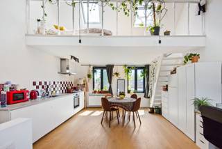 <p><span>Deze frisse studio in de Pioenstraat is er eentje die meteen als thuis aanvoelt.</span><span><br /></span><span>Gelegen in een kleinschalig gebouw dat in 2020 volledig werd gerenoveerd <span>(alles gestript, alles 100% vernieuwd!) kreeg.</span>, zit je hier helemaal goed: instapklaar, verzorgd en zonder zorgen. En dat in een buurt waar je alles bij de hand hebt: Het Villegaspark om de hoek, Berchem station vlakbij en rondom een overvloed aan leuke zaken en gezellige adresjes die het net iets te makkelijk maken om nog “ééntje” te blijven hangen…</span></p>
<p><span>Je komt binnen in een inkomhal, waar enkele trapjes je naar de badkamer leiden. Die is praktisch ingericht met douche, toilet, lavabo en aansluiting voor wasmachine en droogkast.</span><span><br /></span><span>Nog een paar treden hoger en je komt in de leefruimte: het hart van de studio.</span><span><br /></span><span> Open, licht en verrassend ruim. De keuken vormt hier het centrale punt, met vooraan een gezellige zithoek.</span><span><br /></span><span>Slapen doe je op de mezzanine, die een speelse twist geeft aan het geheel.</span></p>
<p><span>En ook het technische plaatje klopt hier: een gunstig EPC, conforme elektriciteit en asbestveilig.</span><span><br /></span><span>Ook is er een kelderberging aanwezig die je uit de nood helpt om extra spulletjes op te bergen.</span></p>
<p><span>Je geniet hier van een bewoonbare opp. van 53 m², lage kosten (geen syndicus!) en een huidige verhuur. Het is dus niet alleen een fijne eerste woonst, maar ook een slimme investering.</span><span><br /></span><span><br /></span><span>Klein in oppervlakte, groot in charme.</span><span><br /></span><span>En eerlijk… meer heb je soms echt niet nodig 😉</span></p>
<p><b>Troeven op een rijtje:</b><b><br /></b><b><br /></b><span>- Studio met mezzanine (53m2)</span><span><br /></span><span>- Gerenoveerd, kleinschalig gebouw (2020)</span><span><br /></span><span>- EPC B</span><span><br /></span><span>- AREI conform</span><span><br /></span><span>- Kelder</span><span><br /></span><span>- Leuke ligging in Oud-Berchem</span><span><br /></span>- Ideaal als starter of investering</p>
