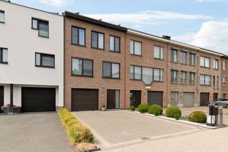 Sommige woningen vragen nog wat werk. Andere vooral veel ideeën. En dan zijn er woningen waar alles gewoon klopt en verzorgd aanvoelt.<br /><br />Deze bel-etage in Hoevenen hoort bij die laatste categorie. Van zodra je binnenkomt, merk je hoe goed de woning doorheen de jaren werd onderhouden. Alles is netjes, verzorgd en klaar voor een volgende bewoner.<br /><br />De leefruimtes voelen aangenaam en vertrouwd aan, met als één van de blikvangers de keuken. Ze is bijzonder compleet uitgerust met Miele-toestellen en biedt alles wat je nodig hebt om hier ook écht uitgebreid te koken. Aansluitend bevindt zich een praktische berging/bijkeuken, ideaal voor extra voorraad en alles wat je liever niet in het zicht hebt staan.<br /><br />Verder beschikt de woning over drie ruime slaapkamers en een badkamer. Op het gelijkvloers vind je nog een aparte wasplaats en een inpandige garage waar twee wagens achter elkaar kunnen staan.<br /><br />Ook op technisch vlak zit het goed. Zonnepanelen, een zonneboiler, elektrische rolluiken en een conforme elektrische installatie zorgen voor het nodige hedendaagse comfort. Met een EPC-score van 110 kWh/m² is bovendien ook het energieplaatje mooi op orde.<br /><br />Buiten werd diezelfde zorg doorgetrokken. De tuin ligt er tot in de puntjes bij en vormt een fijne plek om na een drukke dag gewoon even thuis te komen.<br /><br />En dan is er nog de ligging. Je woont hier in een echte woonwijk waar nauwelijks doorgaand verkeer komt, terwijl winkels, scholen en dagelijkse voorzieningen makkelijk bereikbaar zijn. Ook de Antwerpse haven en de oprit van de autosnelweg liggen vlakbij.<br /><br />De woning is beschikbaar vanaf het voorjaar van 2027.<br /><br />Geen woning die hard om aandacht hoeft te roepen. Wel eentje waarvan je tijdens een bezoek al snel merkt hoeveel zorg eraan besteed is. Een comfortabele en praktische thuis waar alles aanwezig is om gewoon binnen te komen en te beginnen wonen.<br /><br />Binnenkijken? We laten ze je graag zien.