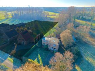 Deze zeer unieke eigendom, waarvan gelijkaardige eigendommen uiterst zelden te koop worden aangeboden, is gelegen vlakbij de Leie ter hoogte van...