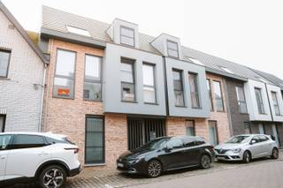 Dit instapklare duplex appartement met een bewoonbare oppervlakte van 102 m² combineert ruimte, comfort en een centrale ligging. Met 3...