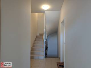 <p>Deze stijlvolle duplex combineert het comfort van een woning met de gezelligheid van een appartement, op een boogscheut van het bruisende centrum van Scherpenheuvel. Een lichtrijke leefruimte met open keuken en aansluitend terras zorgen voor een open sfeer. Via de trap gaan we naar de tweede verdieping waar zich 2 slaapkamers, een dressing en badkamer bevinden. Gelegen in een hele rustige straat maar toch nood aan parkeerplaats? Geen probleem want in de ondergrondse parking is er een staanplaats en een berging voorzien.<br />Gemeenschappelijke kosten bedragen 80,00 euro per maand.<br /><br /><strong><u>Indeling:</u></strong><br /><strong><u>1e verdieping:</u></strong> Inkomhal, apart toilet, leefruimte met open keuken, terras, technische ruimte<br /><u><strong>2e verdieping</strong></u>: nachthal, dressing, 2 slaapkamers, badkamer<br /><u><strong>Kelder:</strong></u> autostaanplaats, berging <br /><br />Is jouw interesse gewekt? 'Stel je kandidaat' of vul onze kandidatuurfiche in<br />Verhuur@immopersyn.be of 013 444 008</p>