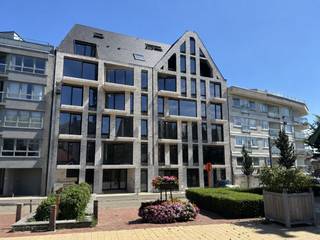 <strong>Ruime en moderne duplex met terras, op slechts 250 m van de zeedijk van Westende.</strong><br /><br />Deze stijlvolle duplex combineert ruimte, comfort en een eigentijdse indeling over twee verdiepingen. De verschillende leefruimtes zorgen voor een aangenaam en praktisch woongevoel, terwijl het terras een extra plek biedt om te genieten van de buitenlucht.<br /><br /><u>Troeven van deze duplex:</u>
<ul>
<li><strong>117,7 m²</strong><strong> bewoonbare oppervlakte</strong></li>
<li><strong>10,1 m² inpandig terras</strong></li>
<li>Duplex verdeeld over twee verdiepingen</li>
<li>Ruime en lichtrijke leefruimte</li>
<li>Aangename eet- en leefruimte</li>
<li>twee slaapkamers</li>
<li>Moderne badkamer</li>
<li>Afzonderlijk toilet</li>
<li>Praktische berging</li>
<li>Hedendaagse en kwalitatieve afwerking</li>
<li>Grote raampartijen voor een optimale lichtinval</li>
<li>Energiezuinig dankzij <strong>warmtepomp</strong> en <strong>zonnepanelen</strong></li>
<li>Optioneel aan te kopen: <strong>ruime ondergrondse garages, private bergingen</strong></li>
</ul>
<br /><u>DE TROEVEN VAN CENAKEL</u><br />Residentie CENAKEL is een moderne nieuwbouwresidentie met een opvallend en tijdloos architecturaal ontwerp. Gelegen op <strong>slechts 250 m van de zeedijk</strong>, vlak bij winkels, horeca en openbaar vervoer.<br />De residentie beschikt over <strong>23 appartementen</strong>,<strong> ruime ondergrondse garages, private bergingen</strong> en een gemeenschappelijke zonnige binnentuin.