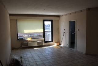 Appartement gelegen in een rustige woonwijk, op wandelafstand van het centrum. Op de 3de verdieping MET LIFT. Ruime living, 2 slaapkamers, keuken met toestellen. Terras vooraan en achteraan. CV op gas. EPC-label B. GARAGEBOX achteraan gebouw inbegrepen. <br />Provisie water inbegrepen in gem. kosten.