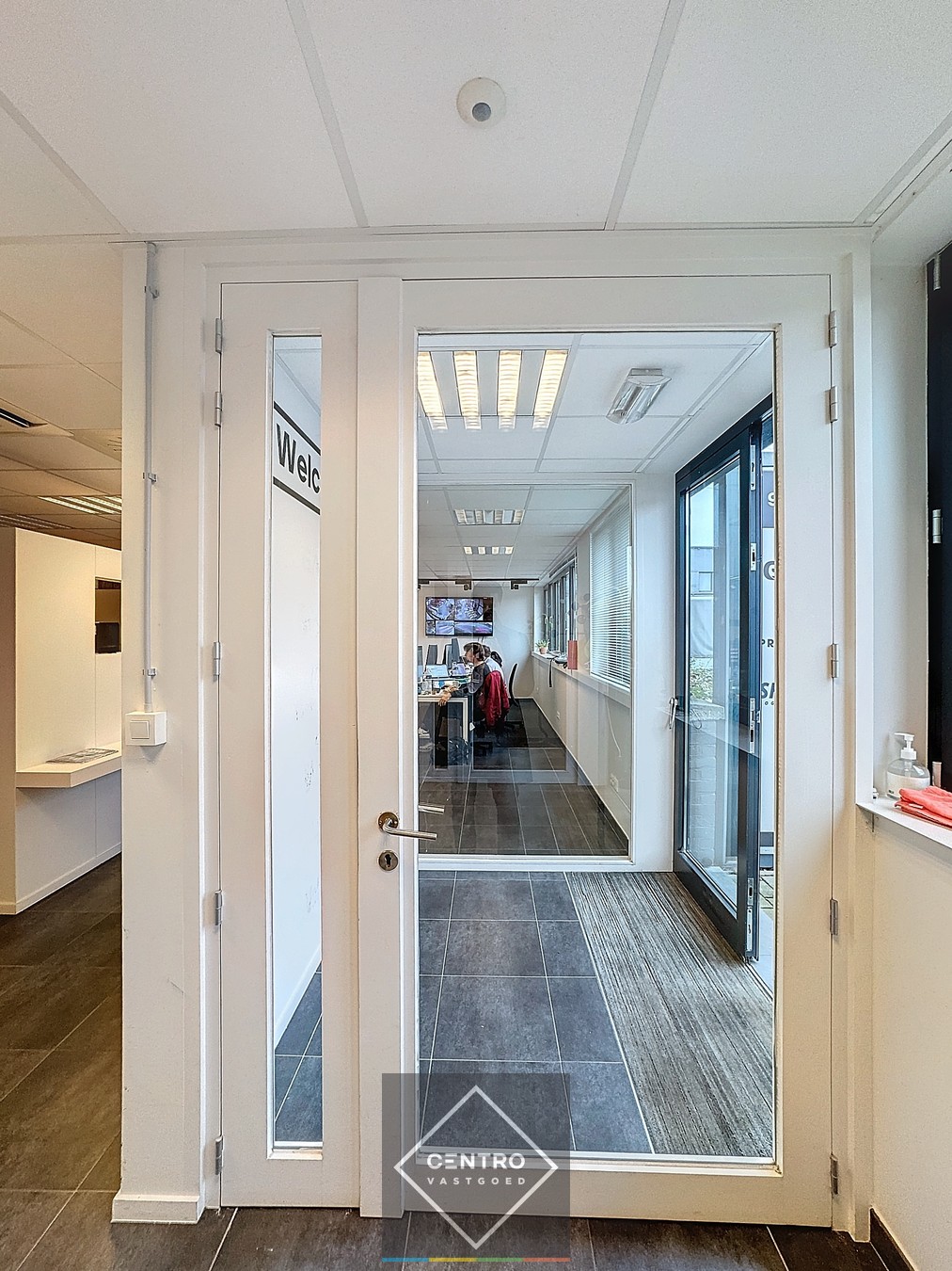 Instapklare KANTOREN (250m²) TE KOOP met 6 private parkeerplaatsen voor de deur te Brugge! Ideale uitvalsbasis naar kust en binnenland! - photo 2