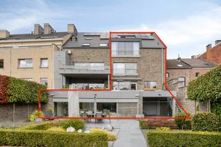 Gelegen halfweg tussen het station en de Grote Markt, je rijdt met de wagen(s) de garage in op straatniveau, je stapt de lift in naar het...