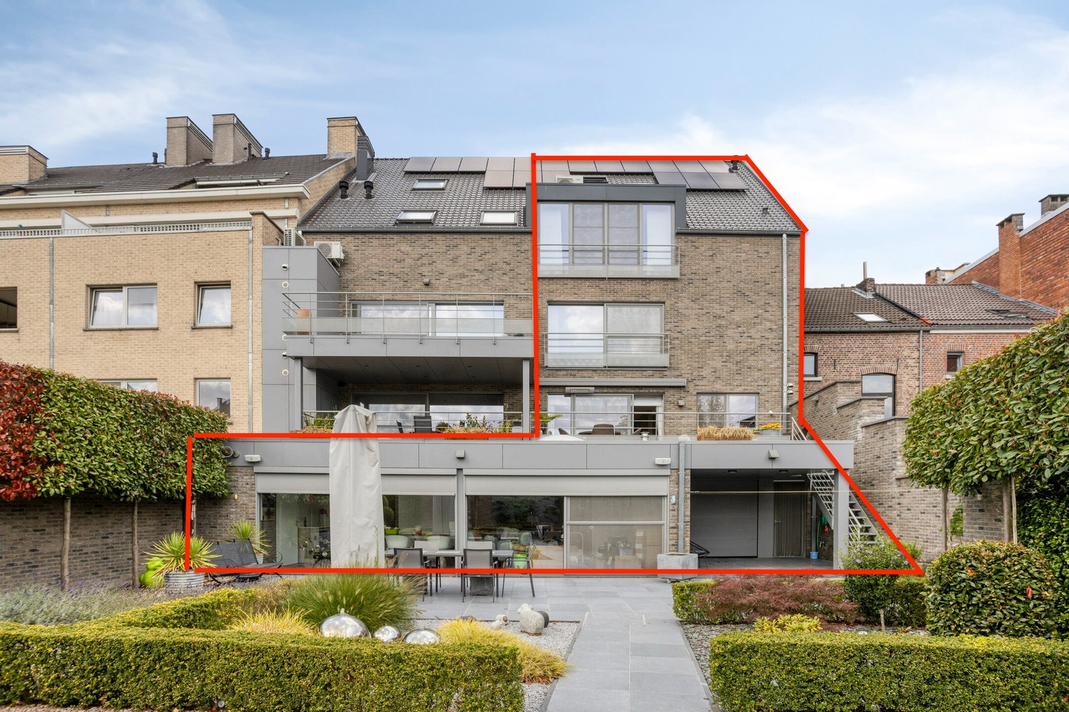 Wonen in het centrum van de stad, woning (A-label) met garage voor 2 wagens, terrassen, tuin met zomerkeuken, lift, 3 slaapkamers en duplex-studio... onvindbaar en vooral onbetaalbaar... toch niet! - foto 3