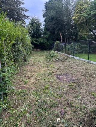 <p><span>Totaal renovatieproject of afbraakwoning te koop op een gunstige locatie nabij het centrum en het park van Kapellen, het perceel is 345m² groot en heeft een breedte van 6 m.</span></p><p><span>Het eigendom is geschikt voor het bouwen van een gesloten bebouwing met een diepte van maximum 17 m op het gelijkvloers, 13 m op de verdieping en 9 m op de bovenverdieping. </span></p><p><span>Er werden reeds plannen goedgekeurd voor een nieuwbouw woning/volledige verbouwing.</span></p><p><span> </span></p><p><span>Plannen en video zijn te bekijken, vanwege de bouwvallige staat worden er geen afspraken ter plaatse ingepland.</span></p>