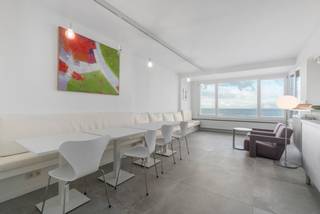 <p>Op de tweede verdieping van een verzorgd gebouw op de Zeedijk bevindt zich dit prachtig gerenoveerde appartement met twee slaapkamers, een frontaal zeezicht en twee terrassen.</p>
<p>Met een bewoonbare oppervlakte van 85 m² en 12 m² aan terrassen combineert dit appartement een topligging met comfort en licht. De leefruimte en keuken liggen naast elkaar, met brede raampartijen die overvloedig daglicht binnenlaten en rechtstreeks toegang geven tot het terras aan de voorzijde met zeezicht. Aan de inkomhal werd bovendien een uitbreiding voorzien die vandaag dienst doet als TV- of leeshoek, wat de leefruimte extra mogelijkheden geeft.</p>
<p>Het appartement beschikt over twee volwaardige slaapkamers, een badkamer en praktische berging. Dankzij de dubbele toegang tot het gebouw – via de zeedijk én via de achterzijde met een handige helling – komt u gemakkelijk binnen met boodschappen of elektrische fiets. Laden en lossen kan bovendien rechtstreeks op de dijk voor de deur.</p>
<p></p>
<p><strong>Terrassen</strong></p>
<ul>
<li>
<p>Voorzijde: terras van ca. 4 m² met frontaal zeezicht.</p>
</li>
<li>
<p>Achterzijde: ruim terras van ca. 8 m² met zonlicht en zelfs zijdelings zeezicht.</p>
</li>
</ul>
<h3></h3>
<h3><strong>Troeven van dit appartement</strong></h3>
<ul>
<li>
<p>Frontaal zeezicht en lichtrijke leefruimte</p>
</li>
<li>
<p>Volledig gerenoveerd met hoge afwerkingsgraad</p>
</li>
<li>
<p>Vernieuwde ramen, vloeren, badkamer en keuken</p>
</li>
<li>
<p>Nieuwe gasleidingen en gasketels in het gebouw</p>
</li>
<li>
<p>Vernieuwde lift en stookplaatsen in mede-eigendom</p>
</li>
<li>
<p>Twee terrassen aan voor- en achterzijde</p>
</li>
<li>
<p>Dubbele toegang tot het gebouw (zeedijk en achterzijde met helling)</p>
</li>
<li>
<p>Privatieve kelderberging inbegrepen</p>
</li>
<li>
<p>Meubels bespreekbaar</p>
</li>
<li>
<p>Optioneel: garagebox vlakbij</p>
</li>
</ul>
<p>Dit appartement biedt een unieke combinatie van ruimte, licht, comfort en een uitzonderlijke ligging aan zee — ideaal als vaste woonplaats of tweede verblijf.</p>