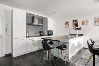 <p><span>Ontdek dit gelijkvloers appartement gelegen in een rustige woonomgeving in Vilvoorde, met vlotte verbindingen naar de Brusselse Ring en in de nabijheid van winkels, openbaar vervoer en andere voorzieningen. Het gebouw dateert van 2016 en voldoet aan alle hedendaagse comfort- en energienormen. Zo beschikt de privatieve autostaanplaats over een laadpaal en geniet het appartement van een gunstig EPC-label B. Via de inkomhal, met ruimte voor een vestiaire, heeft u toegang tot zowel het leef- als slaapgedeelte. De lichtrijke leefruimte werd praktisch ingericht en vormt één mooi geheel met de volledig uitgeruste open keuken. Aansluitend bevindt zich een handige berging die zorgt voor extra opbergruimte. Vanuit de leefruimte heeft u rechtstreeks toegang tot het aangename terras, waar u in alle rust kan genieten van de buitenlucht. Verder beschikt het appartement over een volwaardige slaapkamer, een badkamer en een apart toilet, wat bijdraagt aan een optimaal dagelijks comfort. Bij het appartement horen bovendien een privatieve kelderberging en een autostaanplaats met laadpaal, inbegrepen in de verkoop. Dankzij de volledig gelijkvloerse toegang en het ontbreken van trappen is dit appartement bijzonder geschikt voor wie comfort, toegankelijkheid en gebruiksgemak belangrijk vindt. Een uitstekende opportuniteit voor starters, alleenstaanden, senioren of investeerders die op zoek zijn naar een recent, energiezuinig appartement op een gunstige locatie.<br /><br /></span></p><p><span> </span></p>