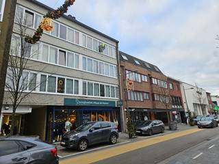 BEZOEK AANVRAGEN ENKEL MOGELIJK VIA VOLGENDE LINK: https://verlinden.mijnhuurprofiel.be/property/bce34b32-763e-4d94-aef0-d59570c90145<br /><br />Dit appartement is zeer gunstig gelegen in de winkelstraat, op wandelafstand van het station, het Rondplein en uiteraard tal van winkels en faciliteiten.<br /><br />Via de inkomhal, met gastentoilet, kom je in de leefruimte welke is opgedeeld in een zithoek en een eethoek. De keuken is voorzien van een elektrische kookplaat, vaatwasser, koelkast, afzuigkap, dubbele spoeltafel en voldoende kastruimte.<br /><br />De nachthal geeft uit op de 2 slaapkamers en een badkamer met ligbad, wastafel in meubel en voorziening voor wasmachine. <br /><br />Het gebouw is voorzien van een lift en in de kelder is er een privatieve berging aanwezig.<br />Een garage kan apart gehuurd worden voor €120/maand.<br /><br />Huurprijs €780 / maand | € 90 voorschot voor verwarming (stookolie) | Garage: €120/maand | Beschikbaarheid: onmiddellijk | EPC: 354 kWh/m² (nadien werd het dak nog geïsoleerd)