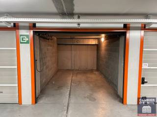 Garagebox nummer 11.80 op niveau A -1, met licht en stopcontactBreedte: 2,47m - diepte: 5,5,55m - hoogte: 1,95m...