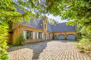 De woning is gelegen in een rustige straat op wandelafstand van Bokrijk, midden in het groen. Je woont hier in een zeer gegeerde buurt, met alle voorzieningen zoals scholen, winkels en openbaar vervoer binnen handbereik. De ligging combineert natuurlijke rust met een vlotte bereikbaarheid, ideaal voor gezinnen of wie houdt van rustig wonen nabij de stad.Troeven van de woning- 400 m² bewoonbare oppervlakte- 7 ruime slaapkamers en 2 badkamers (ideaal voor grotere gezinnen)- Dubbele inpandige garage- Volledig ingesloten tuin met veel privacy- Aparte bureauruimte op het gelijkvloers – ideaal voor thuiswerkDe woning heeft een zeer goede basisstructuur en biedt heel wat mogelijkheden voor wie graag nog moderniseert. Dankzij de grote ruimtes en praktische indeling is dit een ideale gezinswoning met toekomstpotentieel.Interesse in een bezoek ter plaatse? Contacteer ons voor meer informatie op 011 30 50 54!