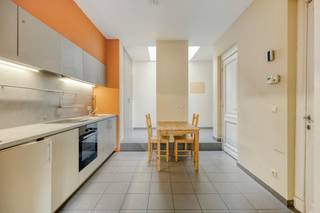 Deze woning te koop is gelegen in het zuiden van Antwerpen aan De Braekeleerstraat, dit is een éénrichtingsstraat in een rustige buurt, vlakbij het centrum van Antwerpen. Horeca en cultuur zijn op wandelafstand.  <br /><br />Indeling<br />gelijkvloers:<br />- inkomhal<br />- leefruimte<br />- open keuken<br /><br />eerste verdieping:<br />- slaapkamer<br />- badkamer met inloopdouche en toilet<br /><br />tweede verdieping:<br />- slaapkamer<br /> <br />troeven:<br />- veel lichtinval<br />- instapklaar <br />- ruime kelder<br /><br />Deze woning wordt te koop aangeboden voor een vraagprijs van 395.000 euro.<br /><br />Bent u geïnteresseerd in een appartement of woning te koop in Antwerpen? Aarzel dan niet om ons te contacteren. <br />Had u graag uw eigen eigendom te koop aangeboden contacteer ons dan voor een vrijblijvende schatting, telefonisch op het nummer 03/206.76.76 of per mail naar antwerpen@dewaele.com.<br /><br />Ook voor alle andere vragen omtrent vastgoed, kopen of verkopen kan u steeds bij ons terecht!<br /><br />Bestuursmaatregelen in het maatregelenregister: nee
