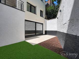 <p>Envie de vivre dans l'une des plus belles rues d'Anvers ? Bienvenue à la résidence Emilia, au 6 de la Dodoensstraat.</p>
<p>Un appartement au rez-de-chaussée récemment rénové, doté d'un grand jardin ensoleillé.</p>
<p>En franchissant la porte d'entrée, vous accédez à la cuisine spacieuse, équipée de tous les appareils électroménagers SIEMENS nécessaires et pouvant accueillir une table à manger.</p>
<p>Vient ensuite le salon lumineux offrant une vue sur le jardin grâce à une grande baie vitrée coulissante.</p>
<p>L'appartement dispose de deux chambres offrant une intimité totale (11 m² et 12 m²), dont la chambre principale donne directement sur l'autre partie du jardin. Outre une salle de bains spacieuse avec douche, lavabo, WC et branchement pour lave-linge, l'appartement propose également des toilettes pour invités et un espace de rangement.</p>
<p>Mais le véritable atout de cet appartement est son jardin de pas moins de 65 m² en plein cœur d’Anvers, doté de deux terrasses.</p>
<p>Réservez vite votre visite !</p>
<p>L’ensemble de l’appartement est revêtu d’un parquet de qualité.</p>
<p>Local à vélos prévu.</p>