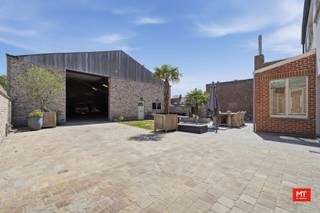 Dit pand combineert drie zaken die je zelden samen tegenkomt: een <strong>instapklare woning</strong>, een <strong>ruime loods</strong> én een <strong>centrumligging</strong>. Zalig toch? Lees zeker verder!<br /><br />Deze eigendom bestaat uit een ruime, instapklare woning met <strong>249 m² bewoonbare oppervlakte</strong>, een zonnige tuin én een <strong>loods van maar liefst +/- 300 m².</strong> Hieronder lichten we graag de indeling en enkele troeven verder toe.<br /><br /><strong>Indeling van het pand</strong>
<ul>
	<li>Gelijkvloerse verdieping: inkomhal (14 m²) met gastentoilet, bureau (9 m²) voorzien van maatkasten, lichtrijke woon- en eetkamer (25 m²) met houtkachel en een open keuken (22 m²). De keuken is uitgerust met een keramische kookplaat, dampkap, vaatwasser, microgolfoven en koelkast. Verder is er een berging (1,5 m²) en een praktische wasruimte (7 m²) met douche en rechtstreekse toegang tot de tuin.</li>
	<li>Eerste verdieping: nachthal (5 m²), apart toilet, 4 slaapkamers waarvan één doorgangskamer (24 - 12 - 11 - 9 m²) en een badkamer (11 m²) met dubbele wastafel, ligbad en douche.</li>
	<li>Tweede verdieping: Afgewerkte kamer (24 m²) en extra bergruimte (12 m²).</li>
</ul>
<br /><strong>Troeven</strong>

<ul>
	<li>Ruime loods van +/- 300 m² (ca. 20 m x 15 m), voorzien van elektriciteit en een toilet.</li>
	<li>Inrijpoort met afmetingen van 4,2 m op 4,5 m</li>
	<li>EPC-label C, niet asbestveilig, elektrische installatie conform tot eind dit jaar, ...</li>
	<li>Steenput, gescheiden stelsel, ...</li>
</ul>
<br />Benieuwd naar de indeling? Check zeker onderstaande video. <br />Link: https://youtube.com/shorts/H1mWhkdioKE?feature=share<br /><br /><strong>Meer informatie of een vrijblijvend bezoek?</strong><br />Contacteer Eden op 0470 43 78 21 of mail naar info@minthus.be.