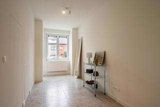 <p>Deze tot in de puntjes gerenoveerde woning is gelegen in een rustige straat. Een van de troeven is de achteringang met garage voor een auto en of fiets(en). Op wandelafstand zijn er verschillende supermarkten, enkele scholen en verbinding met het openbaar vervoer (tram, bus).</p>
<p>Afgelopen jaar werd deze woning professioneel en met smaak gerenoveerd. Dit resulteert in een energiezuinige en instapklare woning.</p>
<p>De indeling is als volgt:</p>
<p>Inkomhal met doorgang naar boven en naar het gelijkvloers dat naar eigen smaak kan worden ingericht. De keuken achteraan kijkt uit op de diepe tuin met achteringang, hier heb je alle ruimte voor tuinieren en gezellig buiten zitten. Achteraan de tuin is er de garage en een parkeerplaats.</p>
<p>Op de eerste verdieping is er 1 slaapkamer, een bureau. en een badkamer met inloopdouche, 2 wastafels en een toilet. Op de 2<sup>de</sup> verdieping zijn er nog 2 slaapkamers.</p>
<p>Beschikbaar bij akte. <br /><br />Contacteer Top Vastgoed voor een bezoek op 0475 700 700.</p>