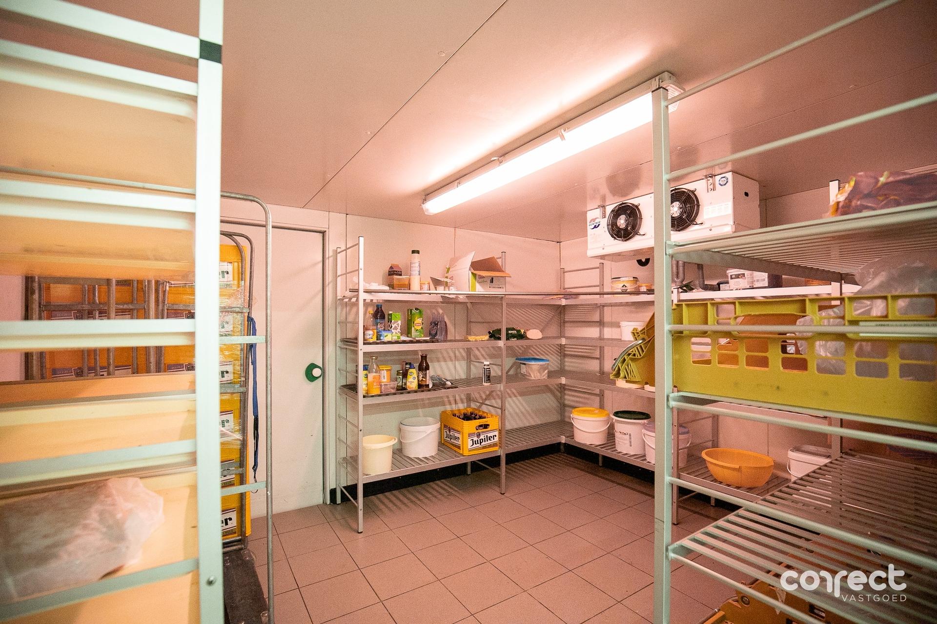 Handelspand met woonst op commerciële toplocatie. - foto 4