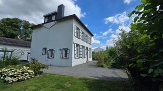 <p><strong>Prachtige, ruime villa met grote tuin te huur in Everberg</strong></p><p><br /> </p><p>Bent u op zoek naar een ruime, karaktervolle woning op een rustige en strategische toplocatie? Deze prachtig gerenoveerde villa in Everberg biedt u maar liefst 293 m² aan bewoonbare oppervlakte op een perceel van 18 are. De woning is ideaal gelegen in een rustige omgeving, maar bevindt zich toch op korte afstand van internationale scholen zoals de BSB in Tervuren (7,7 km), de Amerikaanse school in Sterrebeek (8 km), de Duitse school in Wezembeek-Oppem (7,8 km) en het centrum van Leuven (11,7 km).</p><p><br /> </p><p><strong>Indeling van de woning:</strong></p><p><br /> </p><ul><li>De gezellige woonkamer is voorzien van een parketvloer en een open haard. Daarnaast is er een ruime eetkamer en een volledig ingerichte keuken met ontbijthoek. Verder vindt u op de begane grond een handig bureau en een berging/wasruimte.</li><li>Er zijn 4 ruime slaapkamers, afgewerkt met massief parket. De woning beschikt daarnaast over een badkamer, een aparte douchekamer en in totaal 3 toiletten verspreid over de woning.</li><li>De woning is deels onderkelderd, heeft een zolder en biedt een garage met plaats voor een wagen en extra berging. Parkeerruimte voor twee wagens buiten.</li></ul><p><br /> </p><p>Geniet van de tuin van +/- 18 are, voorzien van een terras. </p><ul><li>De woning werd in 2009 gerenoveerd.</li><li>Voorzien van dubbele PVC-beglazing, een alarmsysteem en een intercom.</li><li>Centrale verwarming op stookolie (Viessmann ketel uit 2009).</li><li>Energieprestatiecertificaat (EPC): Label D (393 kWh/m² jaar).</li><li>Jaarlijkse kost van 50% van de premie voor de brandverzekering.</li><li><p>Onmiddelijk beschikbaar</p><p><br /> </p></li></ul><p>Mis deze unieke kans niet!!</p><p>Bekijk ons volledig aanbod op www.ap-p.be</p>