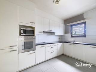 Ontdek dit appartement op de tweede verdieping van een kleinschalig gebouw in een rustige straat.Via de inkom, voorzien van berging en privé toilet...