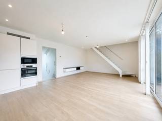 <strong>Wervik - Instapklare hoekwoning in rustige buurt te koop.</strong><br /><br />Op een rustige locatie nabij het centrum van Wervik bevindt zich deze instapklare mooi afgewerkte hoekwoning. Er zijn 3 slaapkamers aanwezig met de mogelijkheid om nog 2 extra kamers bij te maken op zolder. Een ruime open leefruimte die overloopt in de keuken zorgen voor een open gevoel.<br /><br />Dit huis is een nieuwbouwwoning, waar <u>geen</u> 21% BTW op betaald moet worden.<br /><br /><strong>Indeling:</strong><br /><u>Gelijkvloers:</u> inkom, kamer/bureau, technische ruimte, toilet, leefruimte, keuken<br /><u>1ste verdieping:</u> dressing, 2 slaapkamers, wasruimte, badkamer, toilet<br />Zolder<br /><br /><strong>Troeven:</strong>
<ul><li>EPC A -&gt; lage energiekosten</li><li>waterontharder</li><li>zonnepanelen + batterij die zonne-energie opslaat </li><li>Rustige locatie</li><li>Staanplaats</li><li>Open ruimtes</li><li>Hoge afwerkingsgraad</li><li>groene omgeving; speelparadijs voor kinderen </li></ul>