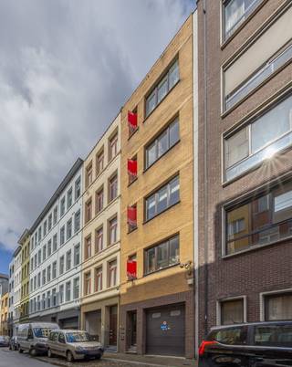 <strong>Opbrengsteigendom met 4 app + magazijn met vergunning tot 5e unit op toplocatie Kievitwijk</strong><br /><br />
<p>We bieden u dit uitstekend gelegen opbrengsteigendom aan in de bruisende Kievitwijk, op wandelafstand van het Centraal Station en het Mediaplein. De Wipstraat bevindt zich in een dynamische en sterk ontwikkelende buurt van Antwerpen, met een ideale combinatie van stedelijke levendigheid en uitstekende bereikbaarheid. Openbaar vervoer, winkels, horeca en scholen bevinden zich in de onmiddellijke omgeving, terwijl ook het Stadspark en het historisch centrum zich op een boogscheut bevinden.</p>
<p>Het gebouw, opgericht in 1964, omvat vier volledig gerenoveerde appartementen (2019) en een ruim magazijn op het gelijkvloers. Dit magazijn beschikt bovendien over een reeds goedgekeurde bouwaanvraag voor functiewijziging naar een bijkomend appartement, wat een interessante meerwaarde en optimalisatie van het rendement mogelijk maakt.</p>
<p>De appartementen zijn telkens ca. 75 m² groot en werden kwalitatief vernieuwd met aandacht voor comfort en duurzaamheid. Daarnaast beschikt het gebouw over een gemeenschappelijke kelder en een fietsenstalling op het gelijkvloers, wat extra praktisch comfort biedt voor de bewoners.<br /><br /><strong><span>Indeling:</span></strong></p>
<ul>
<li>Gelijkvloers:<br /><em>Magazijn van ca. 75 m² met poort – momenteel niet verhuurd – vergunning aanwezig voor omvorming naar appartement – EPC label B</em>
<ul>
<li><em>gemeenschappelijke kelder en fietsenstalling</em></li>
</ul>
</li>
<li>1e verdieping (APP 101):<br /><em>Appartement met 2 slaapkamers, badkamer, apart toilet, berging, ruime leefruimte, volledig geïnstalleerde keuken en terras van ca. 6 m² – EPC label D (door ligging boven onverwarmde ruimte)</em></li>
<li>2e verdieping (APP 201):<br /><em>Appartement met 2 slaapkamers, badkamer, berging, ruime leefruimte, volledig geïnstalleerde keuken en terras van ca. 2 m² – EPC label B</em></li>
<li>3e verdieping:<br /><em>Gelijkaardig appartement met 2 slaapkamers en terras van ca. 2 m² – EPC label B</em></li>
<li>4e verdieping:<br /><em>Gelijkaardig appartement met 2 slaapkamers en terras van ca. 2 m² – EPC label C</em></li>
</ul>
<p><br />Alle appartementen zijn verhuurd aan correcte huurders. De huurcontracten en bijhorende documentatie zijn beschikbaar op aanvraag.<br /><br /><br /><strong>Technische kenmerken:</strong></p>
<ul>
<li>Individuele meters voor water, gas en elektriciteit</li>
<li>Ramen vernieuwd met dubbele beglazing</li>
<li>Dak en achtergevel geïsoleerd</li>
<li>Volledige renovatie van de appartementen in 2019 (vloeren, keukens, badkamers en sanitair)</li>
</ul>
<strong>Bijkomende troeven:</strong><br />
<ul>
<li>Topligging in de gegeerde en opkomende Kievitwijk</li>
<li>Op wandelafstand van Antwerpen-Centraal en het Mediaplein</li>
<li>Uitstekende bereikbaarheid met openbaar vervoer en invalswegen</li>
<li>Nabij winkels, scholen en horeca</li>
<li>Dicht bij het Stadspark en het centrum van Antwerpen</li>
<li>Vergund gebouw met conforme indeling</li>
<li>Elektrische installaties conform</li>
<li>Asbestattesten in opmaak – geen vermoeden van asbest</li>
<li>Extra potentieel door mogelijkheid tot creëren van een 5e appartement</li>
</ul>
<p>Onderaan bij “documenten en plannen” vindt u alle relevante documenten.</p>
<p>Interesse in dit veelzijdige opbrengsteigendom? Neem gerust contact op met Xander op xander@reds.be of op 0497 18 10 84 voor meer informatie of een bezoek ter plaatse.</p>