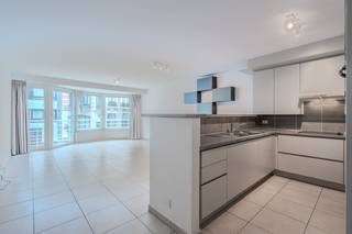 Ontdek dit recent en instapklaar appartement met 2 slaapkamers, gelegen op de 1ste verdieping van residentie La Couronne. Dankzij de uitstekende ligging bevindt u zich op wandelafstand van het strand, winkels, restaurants en openbaar vervoer. Het appartement beschikt over een ruime en lichtrijke leefruimte met open keuken en een praktische berging. Vanuit de woonkamer heeft u toegang tot een gezellig terras vooraan. De twee slaapkamers geven uit op een terras achteraan. Daarnaast is er een fietsenstalling aanwezig in het gebouw en bestaat de mogelijkheid om een staanplaats aan te kopen. Een ideale woonst als vaste verblijfplaats, tweede verblijf of investering. Aarzel niet en plan vandaag nog uw bezoek!