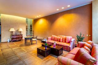 Achter deze statige maar discrete gevel van een kleinschalig appartementsgebouw, oorspronkelijk gebouwd als herenwoning, bevindt zich dit...