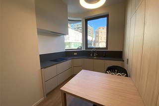U vindt deze recente duplex in het hartje van de Venice Residence in de Cadixwijk op 't Eilandje.<br /><br />Deze bijna energieneutrale woning vormt als het ware een brug tussen de oude stad en de vernieuwde dokken.<br /><br />De keuken is functioneel ingericht met vele ingebouwde kasten en alle nodige toestellen. Buiten een handige bergruimte en apart toilet is er beneden natuurlijk ook nog de ruime living. De woonkamer grenst ook vlak aan de gedeelde binnentuin. Ideaal voor een frisse neus te halen.<br /><br />Met z'n 4 slaapkamers biedt het appartement voldoende ruimte en licht. Elke slaapkamer is ook uitgerust met een CO2-meter. Het volledige appartement beschikt ook over vloerverwarming die men in de zomer ook op een koelstand kan zetten. Handig dus!<br /><br />De badkamer bestaat uit een moderne inloopdouche en een dubbele wastafel. Ook boven is er nog een apart toilet.<br /><br />Aan een van de slaapkamers grenst ook nog een privé terras.<br /><br />De binnentuin is in volle aanleg en zal weldra een prachtige groene oase van rust worden.<br /><br />De ondergrondse autostaanplaats is mee te huren aan €125/mnd.<br />Ook voor uw fietsen is er een plekje voorzien.<br /><br />Kortom, een appartement om niet aan u voorbij te laten gaan!<br />